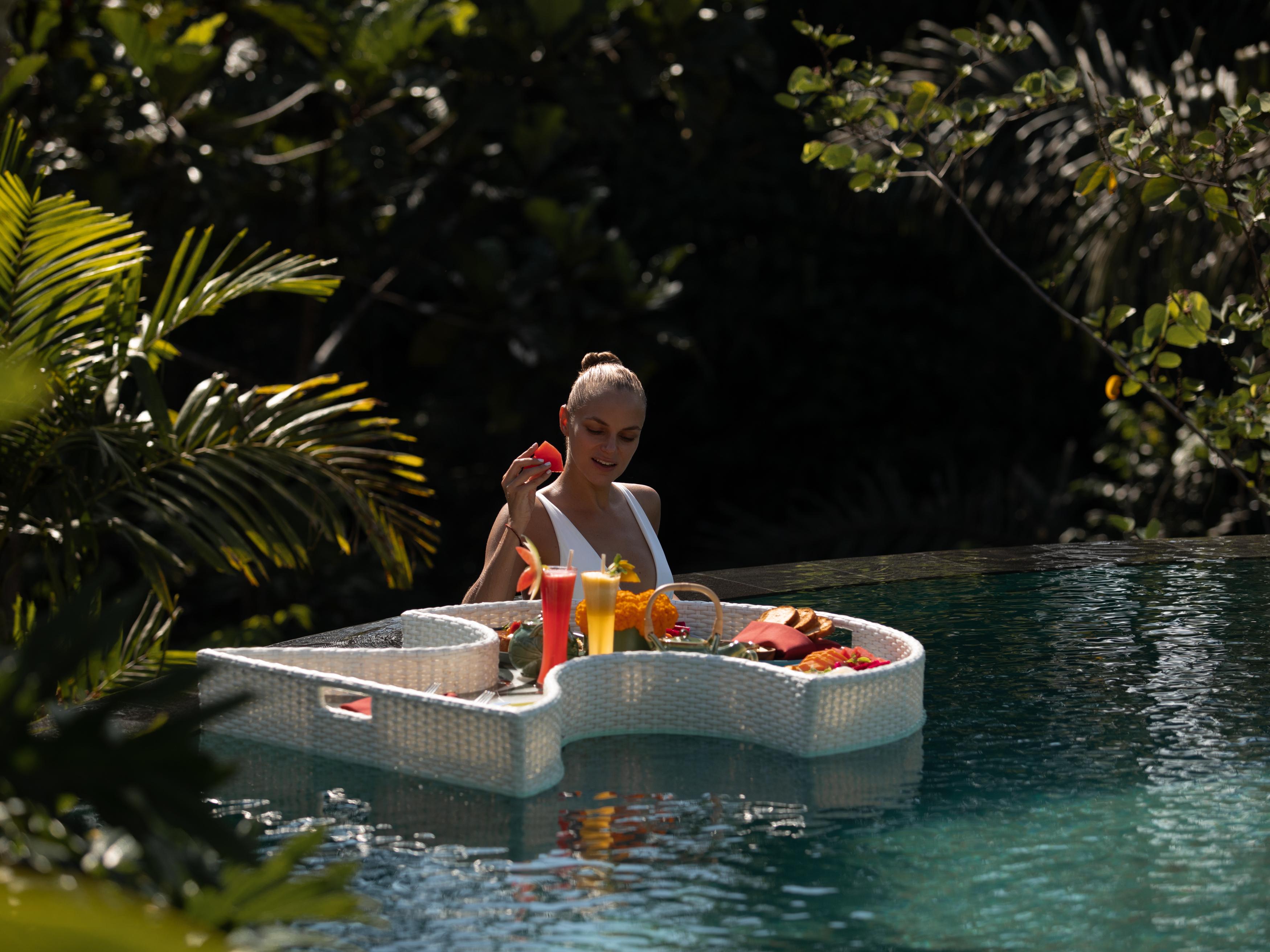 Hotel Adiwana Suweta Ubud Exterior foto Floating breakfast at Alila Villas Uluwatu