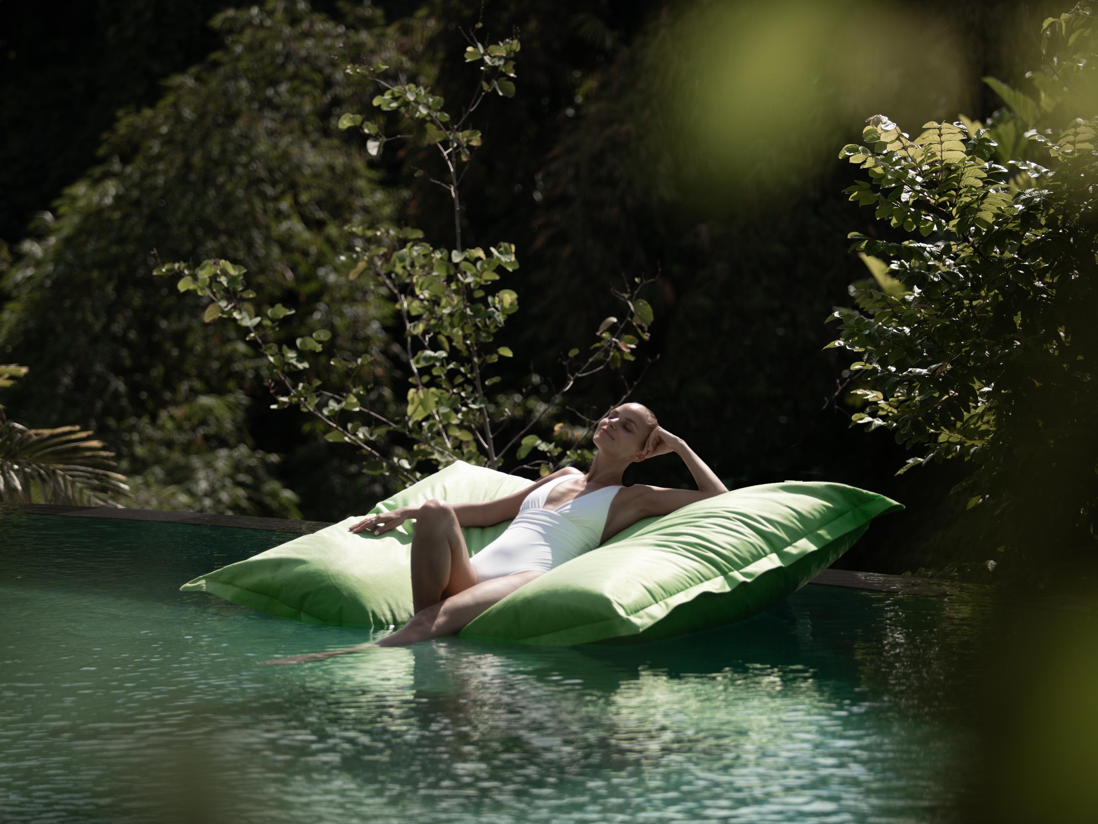 Hotel Adiwana Suweta Ubud Exterior foto A woman relaxing on a floating bag