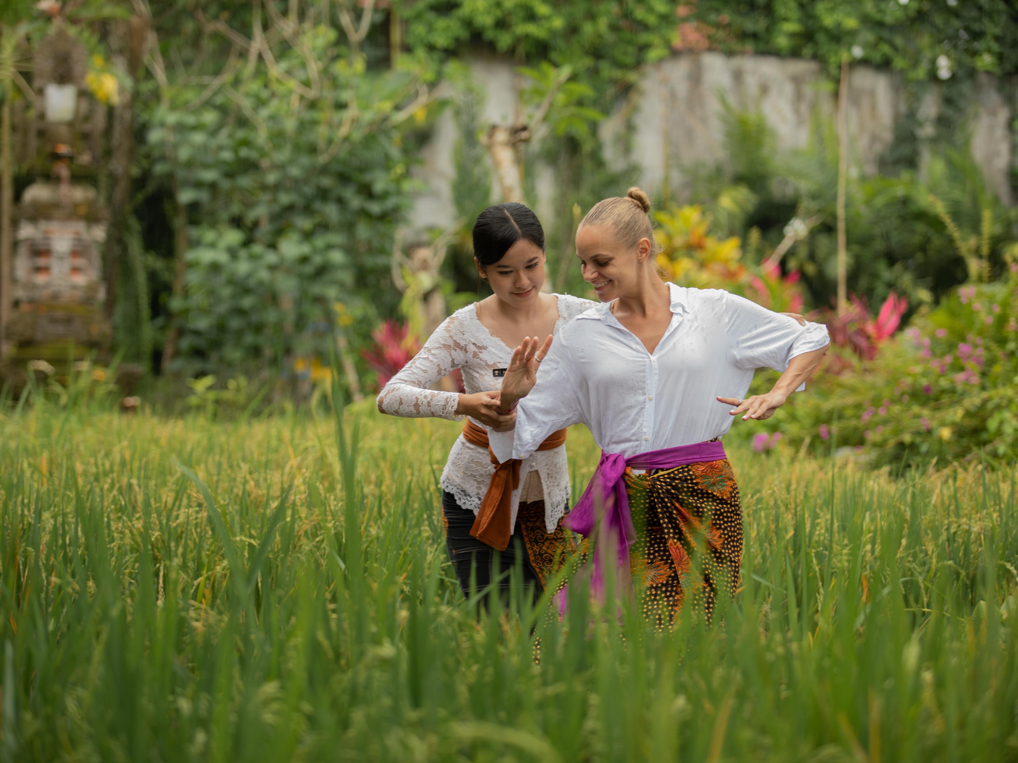 Hotel Adiwana Suweta Ubud Exterior foto A couple dancing Kebyar duduk