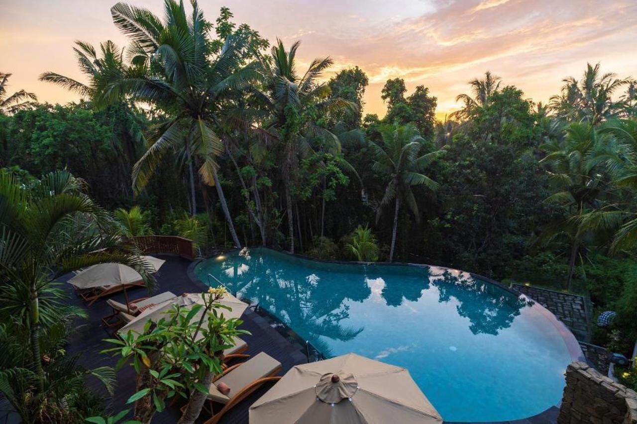 Hotel Adiwana Suweta Ubud Exterior foto The swimming pool at the hotel